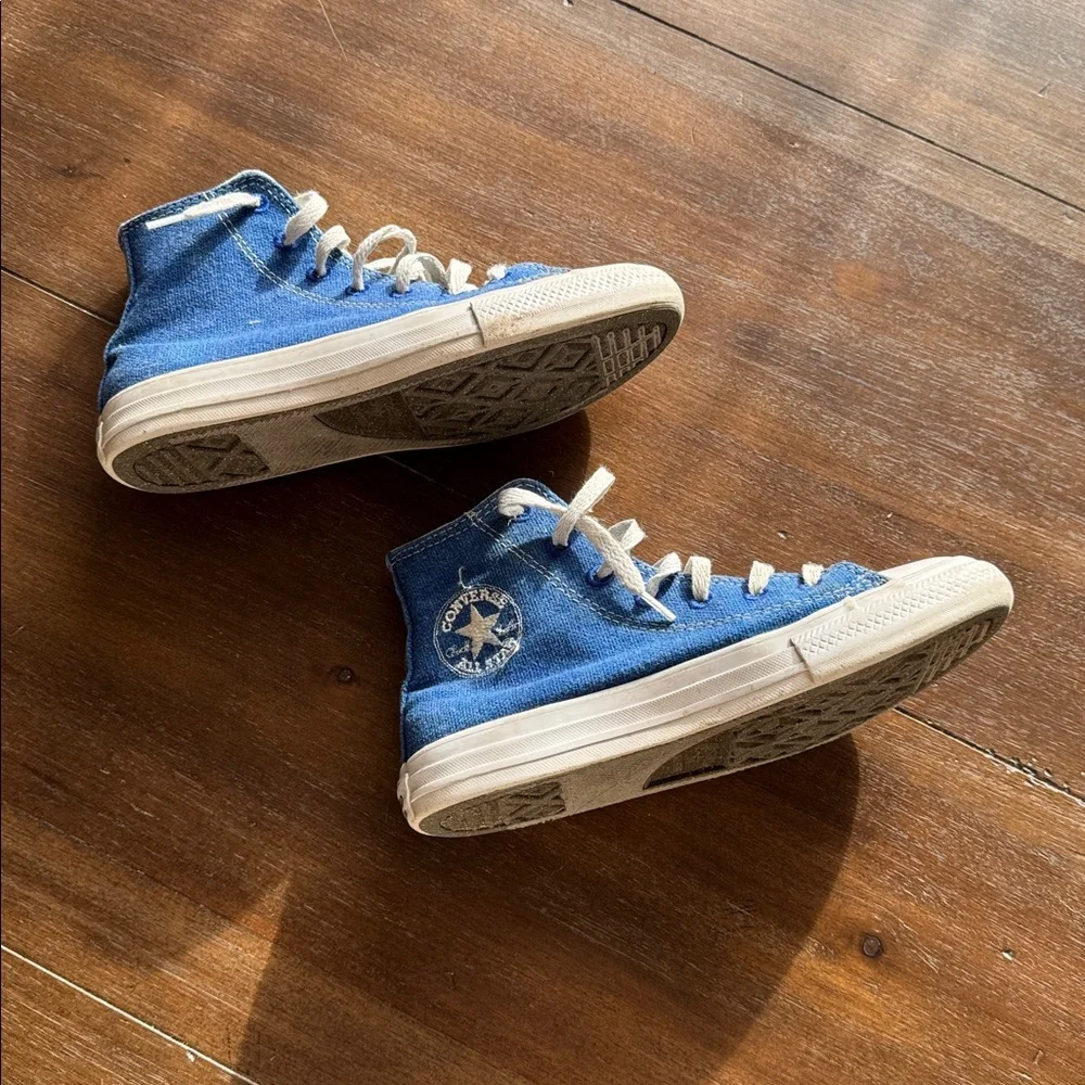 Size 2 Converse Chuck Taylor All Star Sneakers on blue